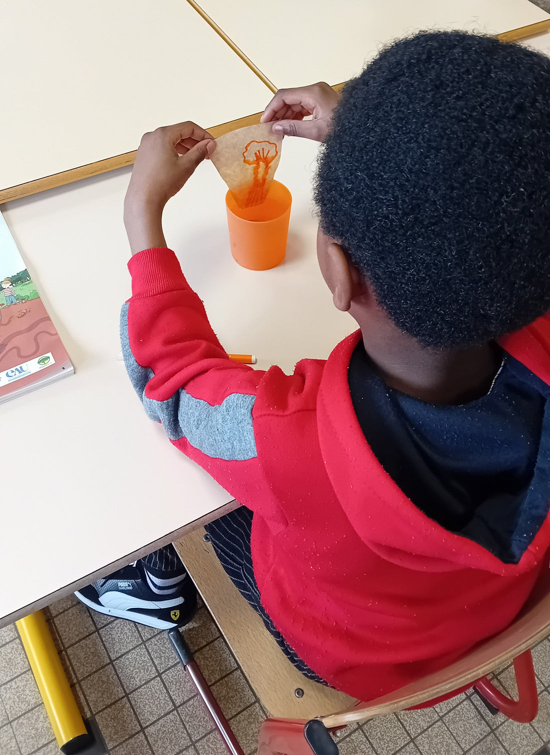 Une expérience scientifique avec un filtre à café (et ce qu’elle révèle sur la motricité des enfants)